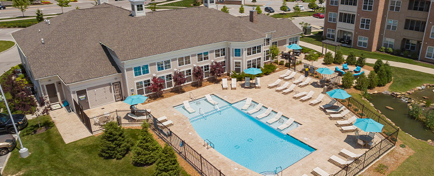 A sunny day at the Lakeside Apartment pool.